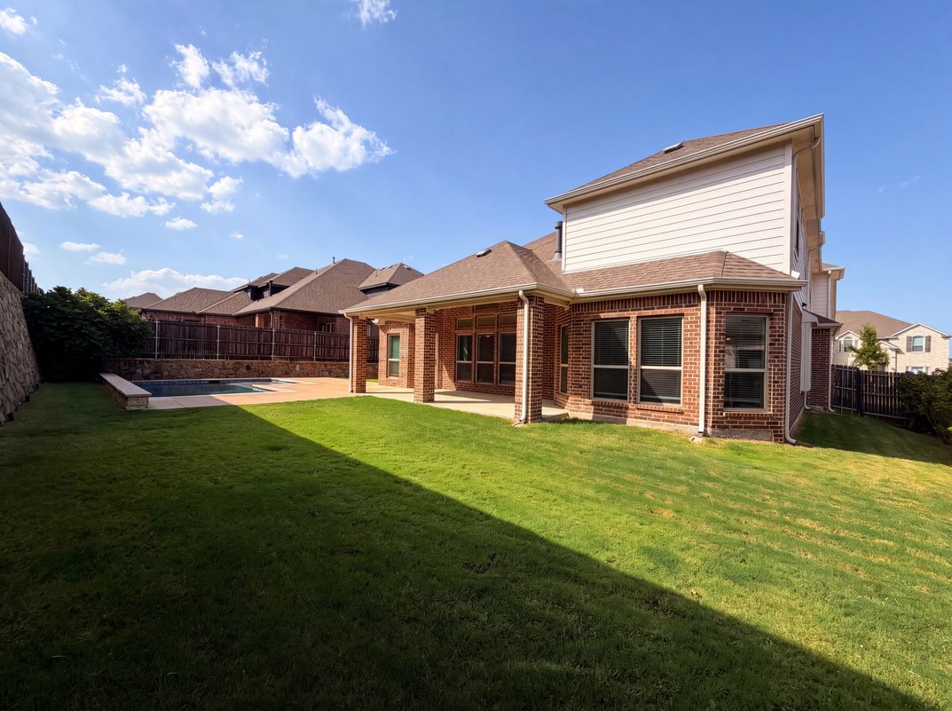 Photo 5 of 34 of 4305 Curlew Ln, Garland, TX