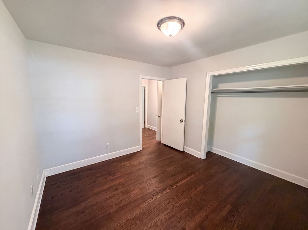 Photo 12 of 23 of 927 Greenlawn Dr, Columbia, SC