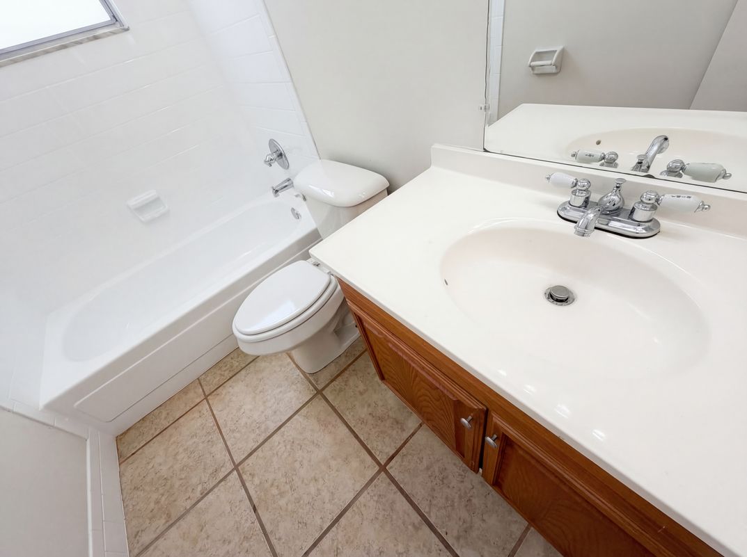 Photo 16 of 24 of 909 Winchester Ct, Brandon, FL
