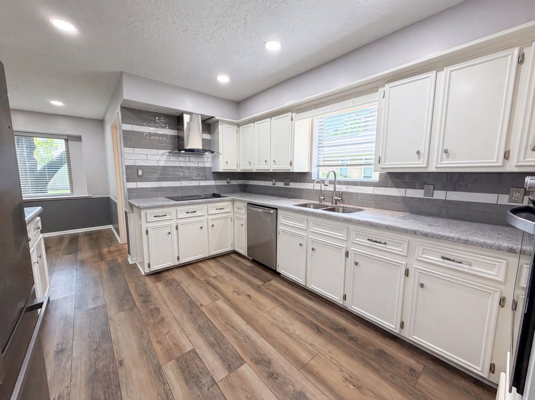 Photo 6 of 20 of 10327 Sweetwood Dr, Houston, TX