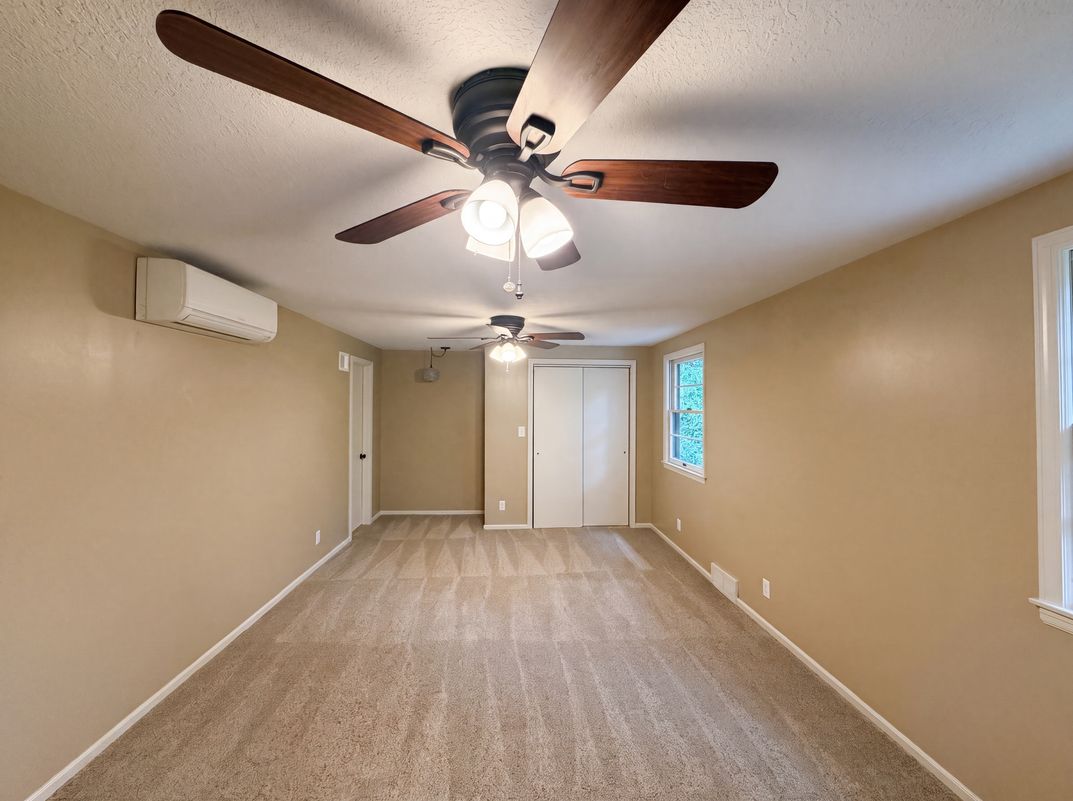 Photo 4 of 23 of 4321 NW Briarcliff Ln, Kansas City, MO