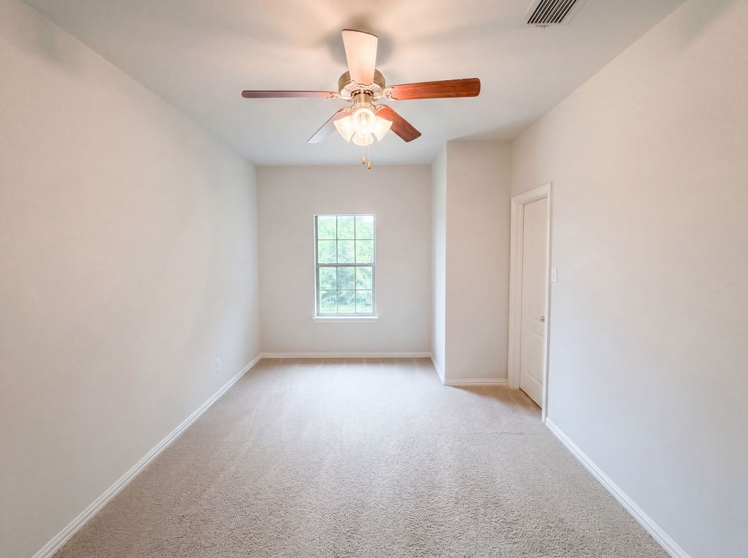 Photo 8 of 18 of 1501 Martin Creek Dr, Little Elm, TX