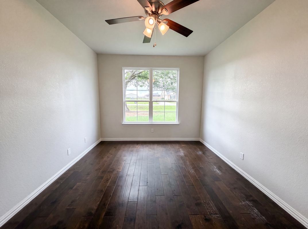 Photo 14 of 18 of 211 Spring Creek Cir, Paradise, TX