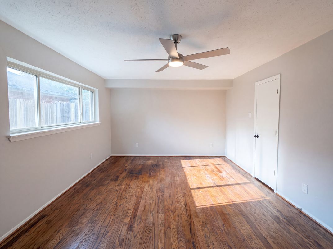 Photo 13 of 22 of 1618 Woodcrest Ln, Carrollton, TX