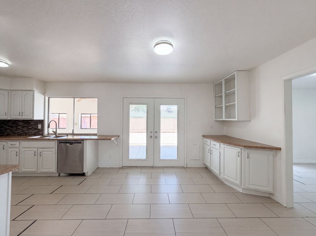 Photo 9 of 26 of 4260 E Vineyard Rd, Phoenix, AZ