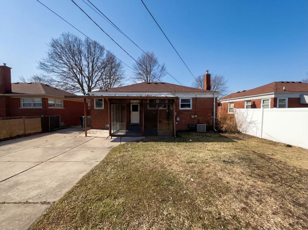 Photo 5 of 19 of 29212 Ursuline St, Saint Clair Shores, MI