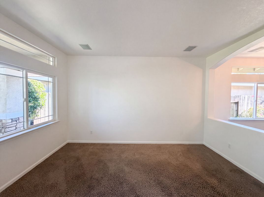Photo 7 of 22 of 915 Wallace Dr, Woodland, CA