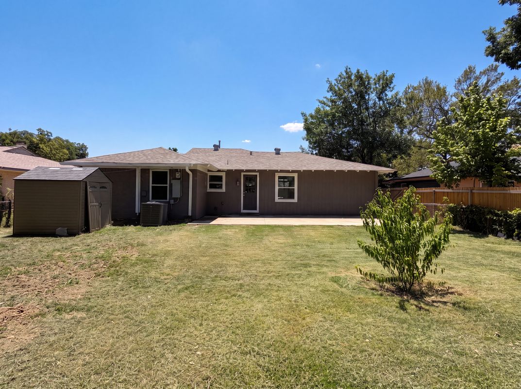 Photo 5 of 20 of 2415 Barnes Bridge Rd, Dallas, TX