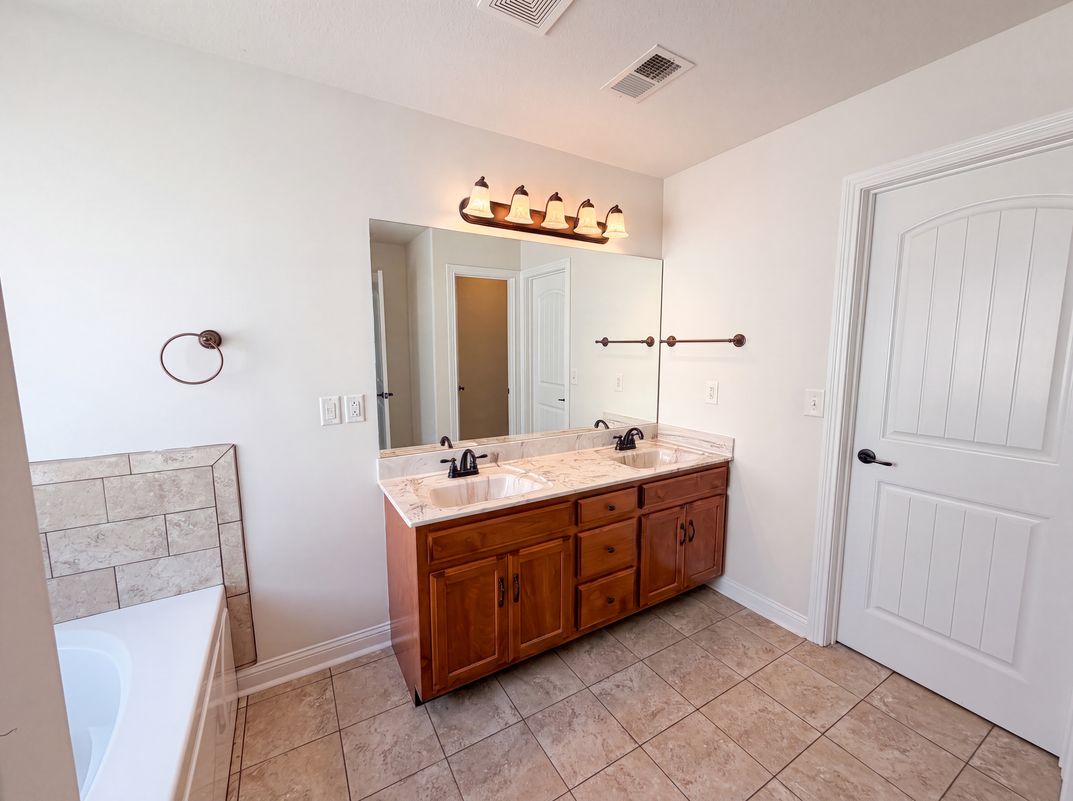 Photo 11 of 27 of 1733 Apache Way, Clarksville, TN