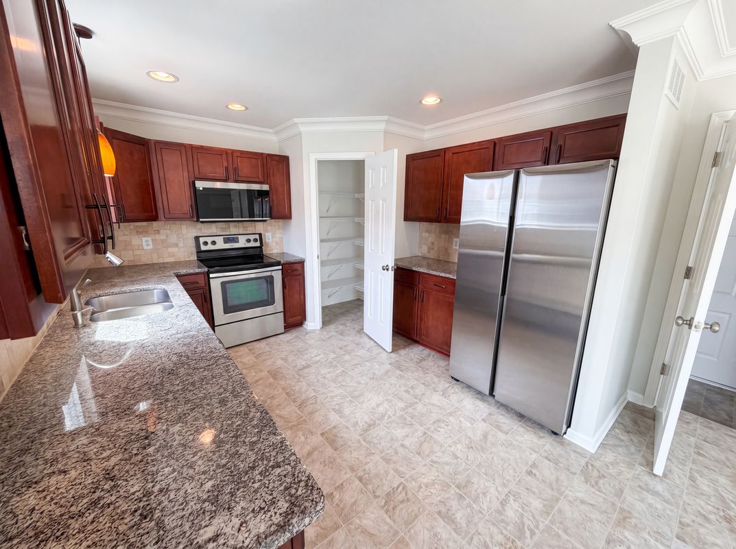 Photo 11 of 44 of 42824 Greystone Dr, Sterling Heights, MI
