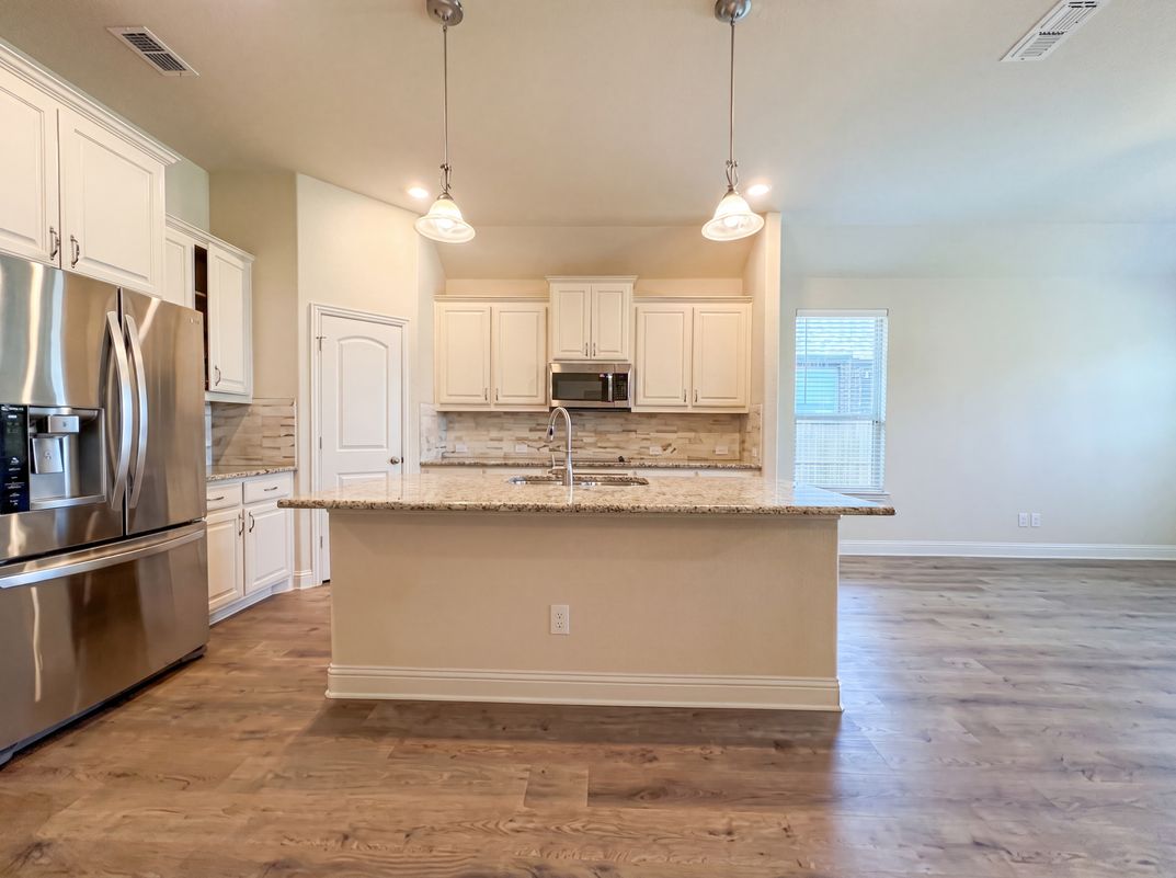 Photo 7 of 19 of 3005 S College Ave, Decatur, TX