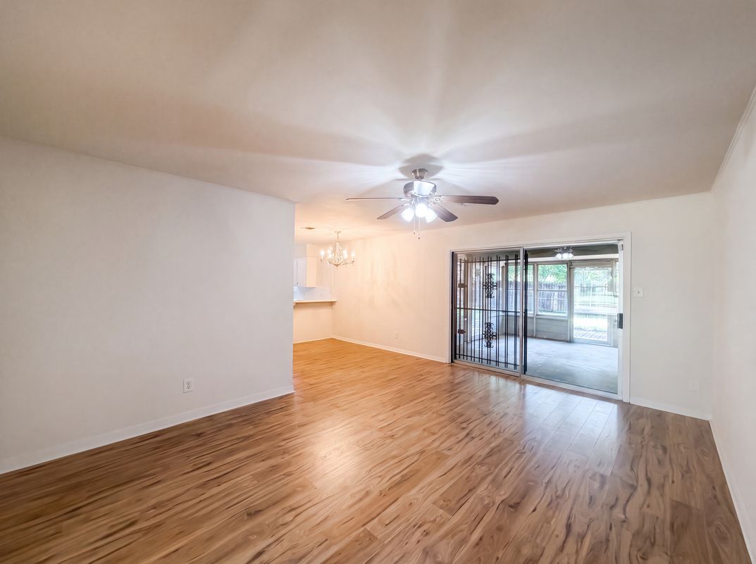 Photo 8 of 17 of 9538 Skyline Dr, Houston, TX