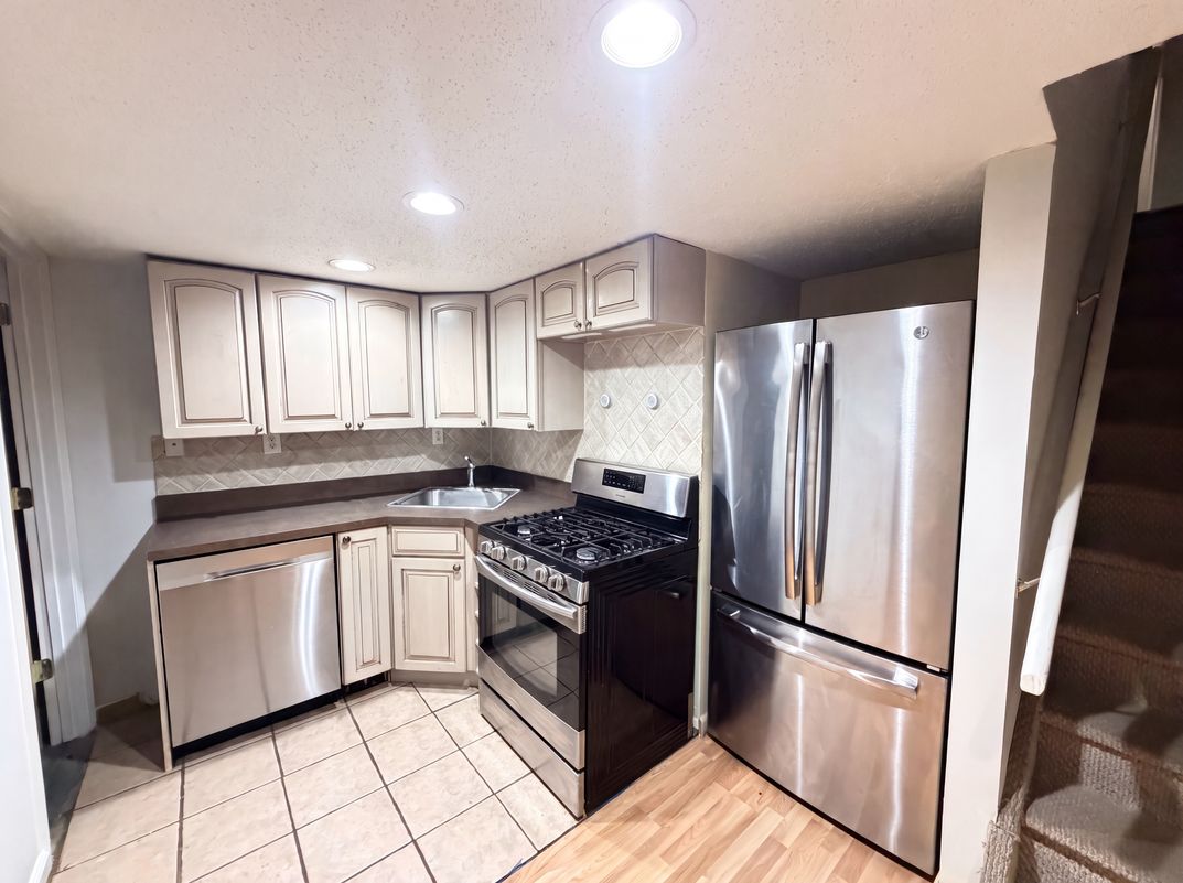 Photo 9 of 23 of 35 Dapp Ct, Elmwood Park, NJ