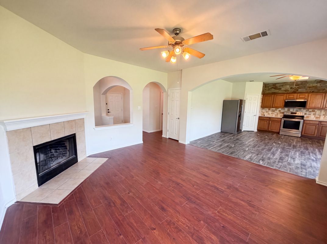 Photo 3 of 20 of 206 Almquist St, Hutto, TX