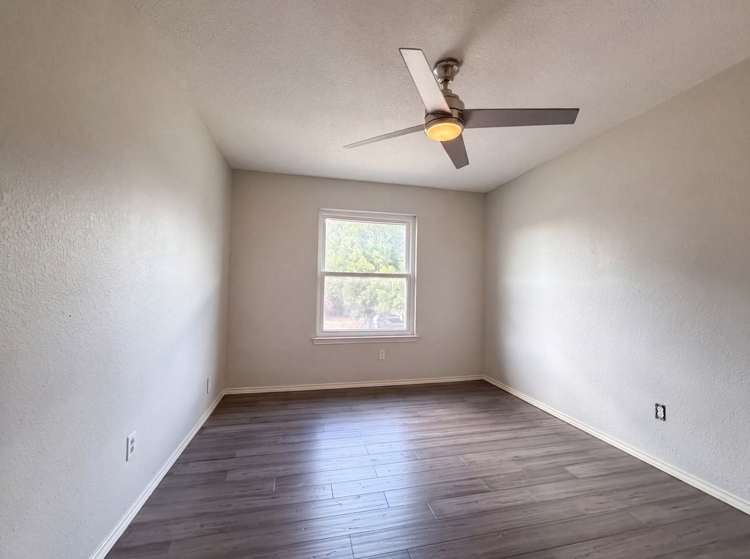 Photo 13 of 19 of 2831 Red Oak Dr, Grand Prairie, TX