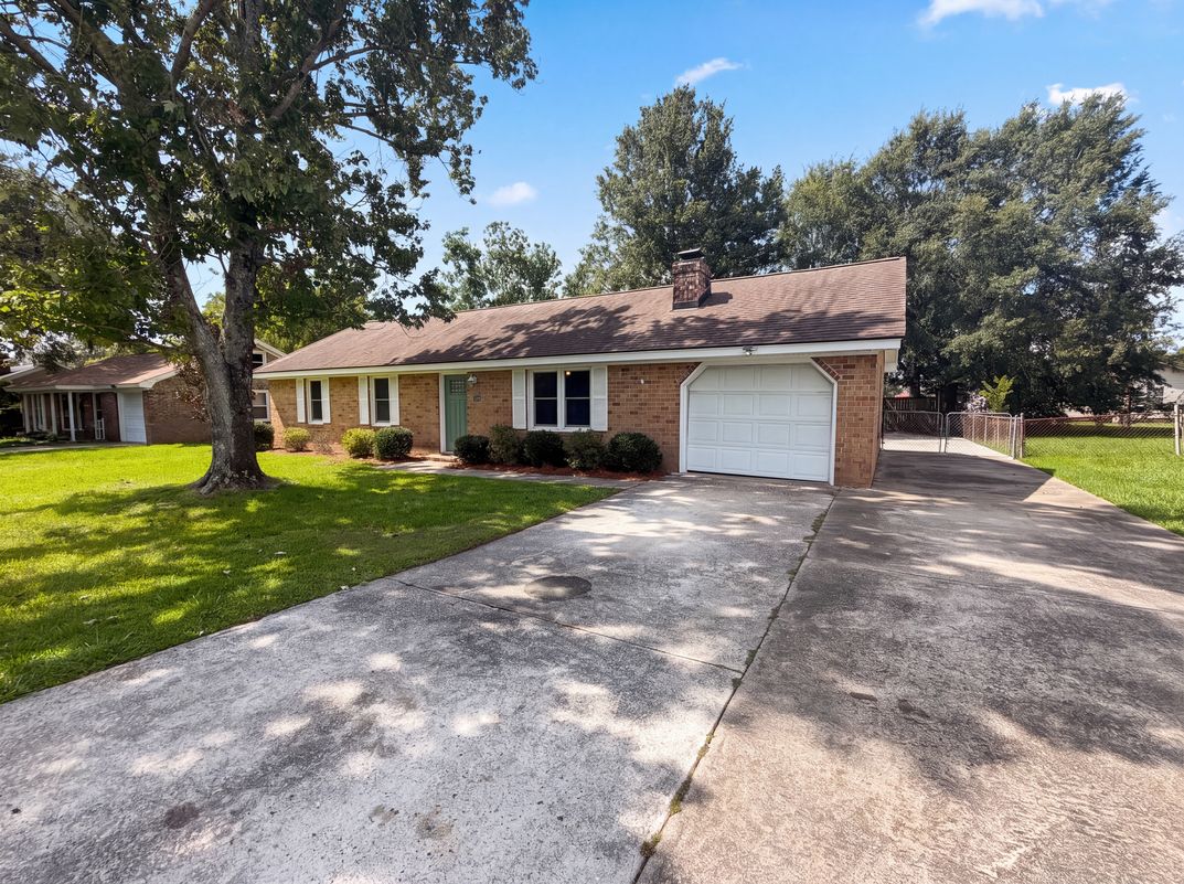Photo 16 of 18 of 1110 Stuart Dr, Moncks Corner, SC