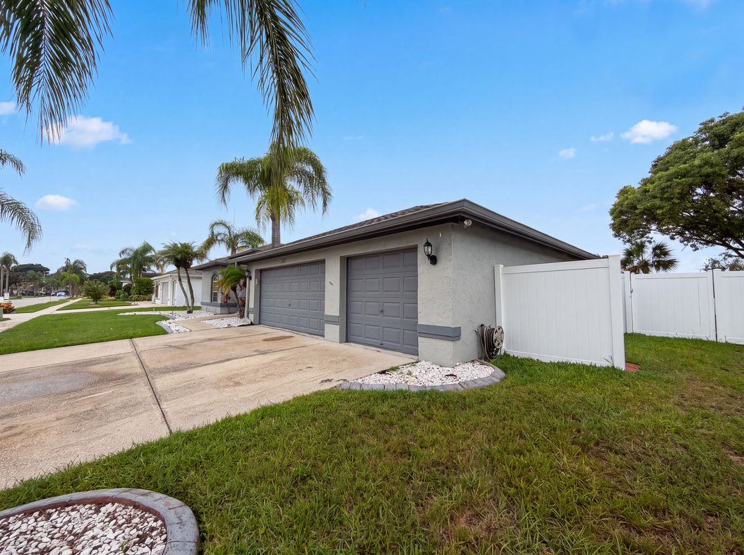 Photo 22 of 28 of 12919 Prestwick Dr, Riverview, FL