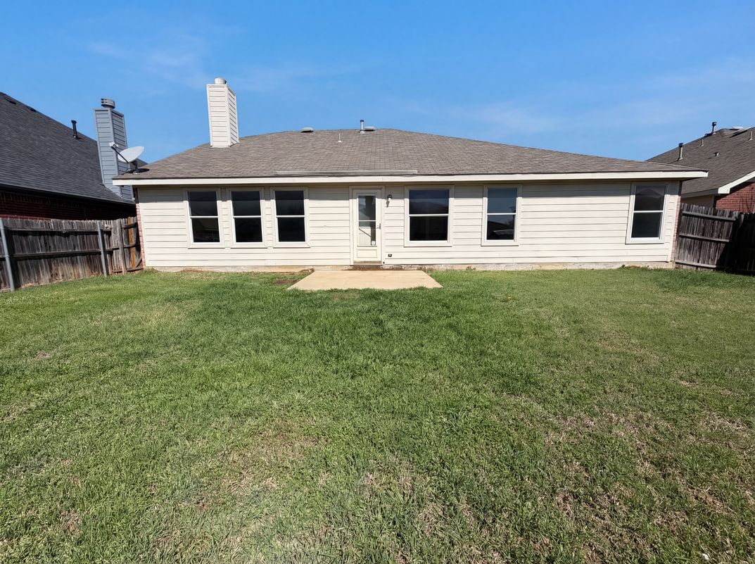 Photo 5 of 21 of 501 W Clover Park Dr, Fort Worth, TX