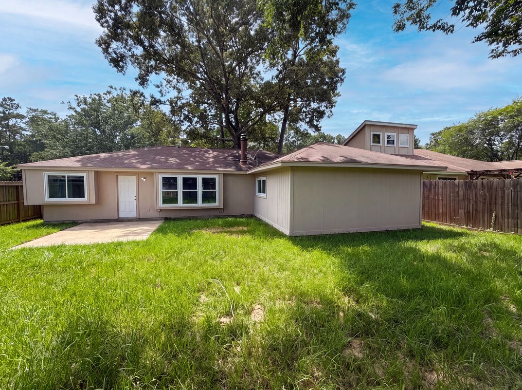 Photo 5 of 19 of 17110 Golf Club Dr, Crosby, TX