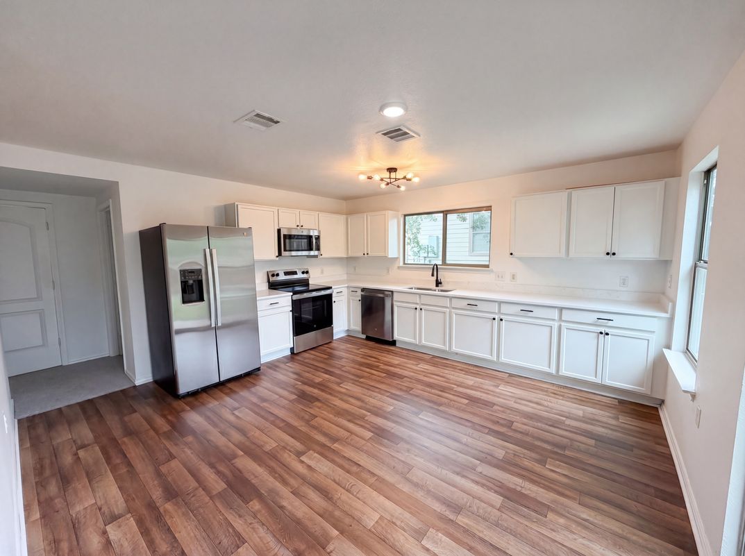 Photo 2 of 20 of 5406 S Hearsey Dr, Austin, TX