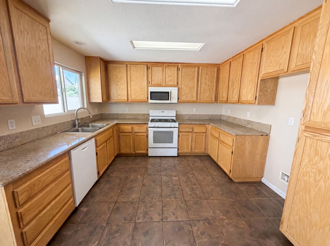 Photo 9 of 36 of 11401 Villa St, Adelanto, CA