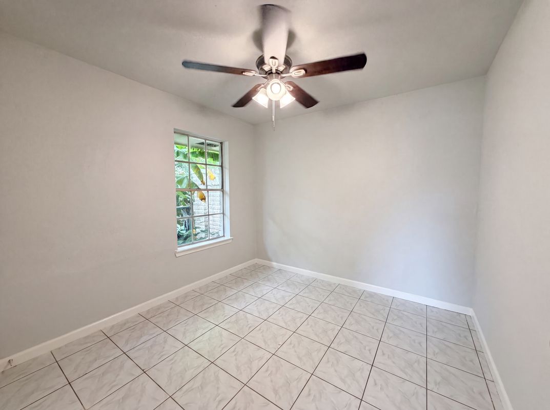 Photo 11 of 18 of 12510 Daventry Ln, Houston, TX