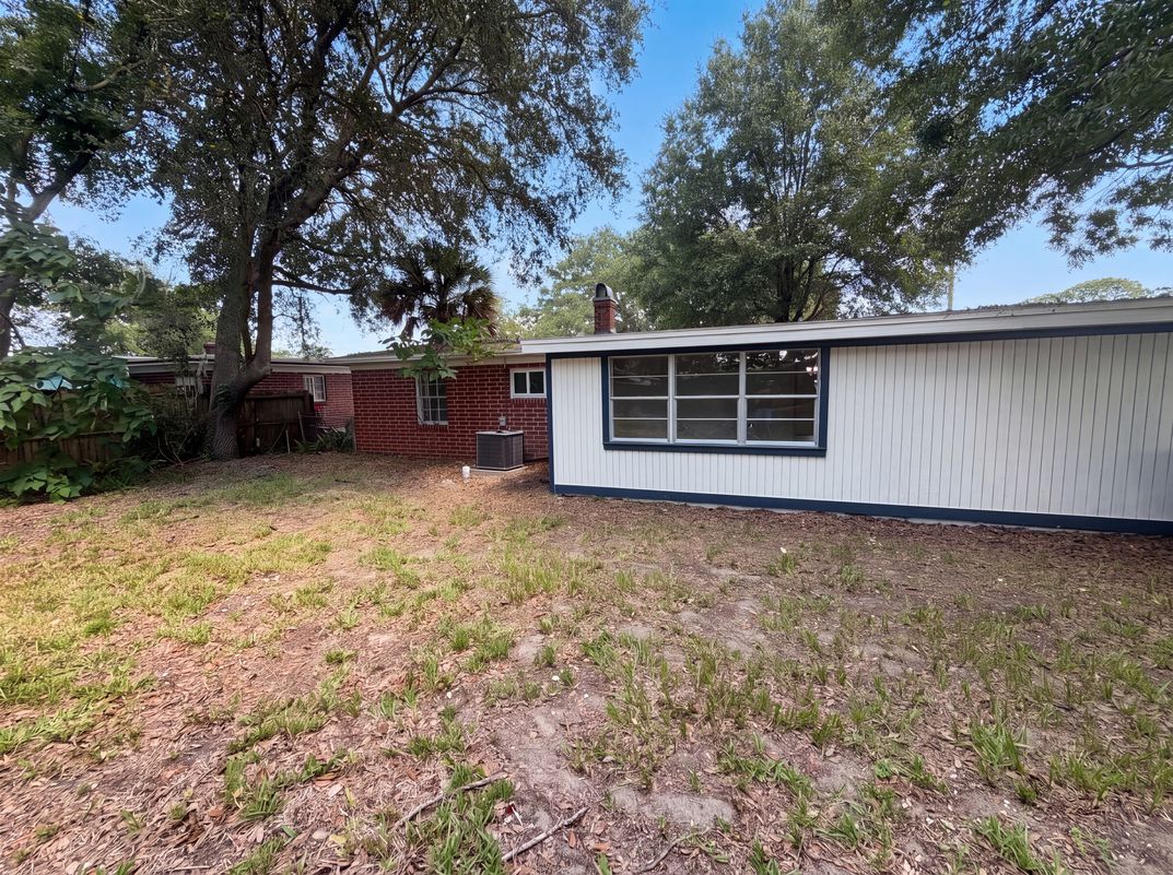 Photo 5 of 21 of 5928 Lake Ridge Ave, Jacksonville, FL