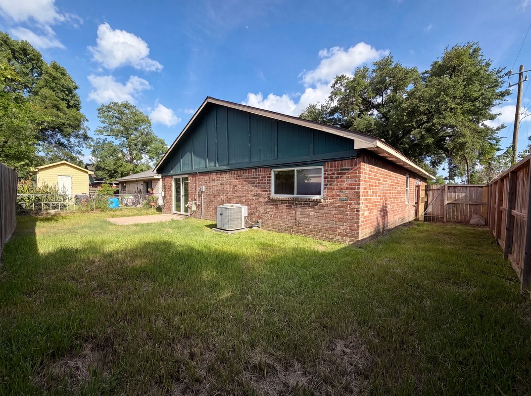 Photo 5 of 17 of 703 Midland Ct, Houston, TX