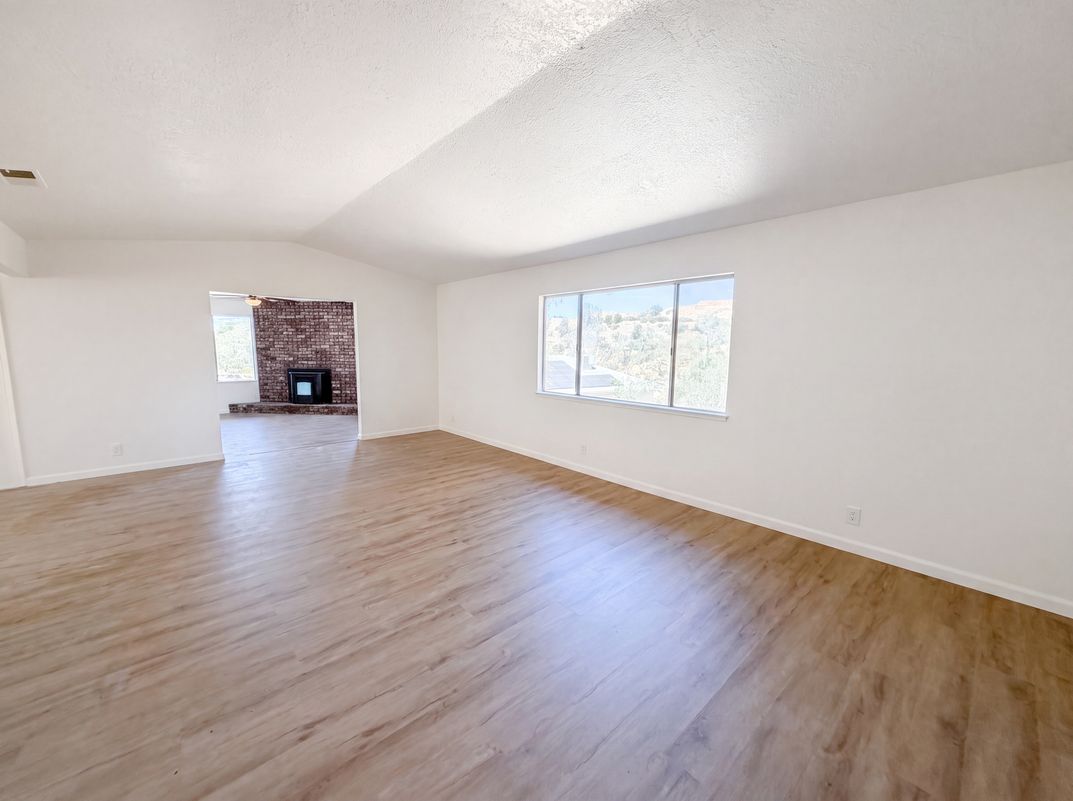 Photo 3 of 29 of 6041 Thornicroft Dr, Valley Springs, CA