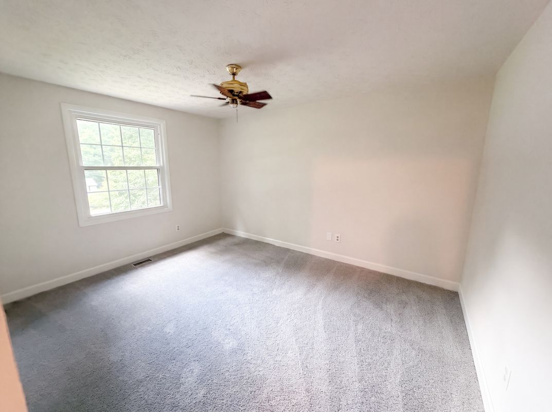 Photo 9 of 24 of 1346 Fairfield Dr SW, Lilburn, GA