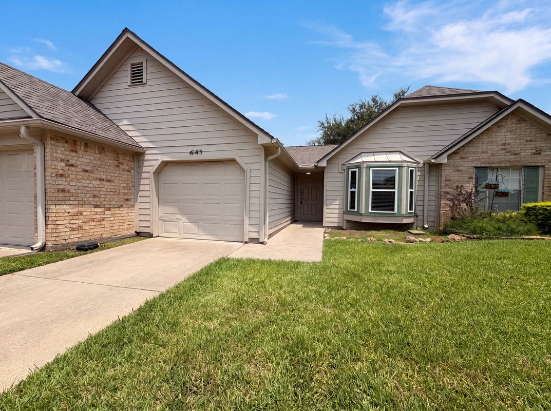 Photo 13 of 15 of 643 E Country Grove Cir, Pearland, TX