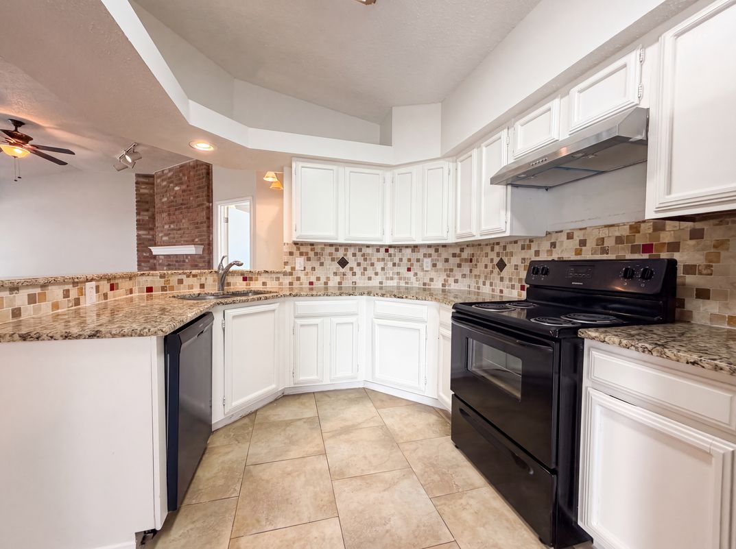 Photo 2 of 16 of 6806 Raintree Frst, San Antonio, TX