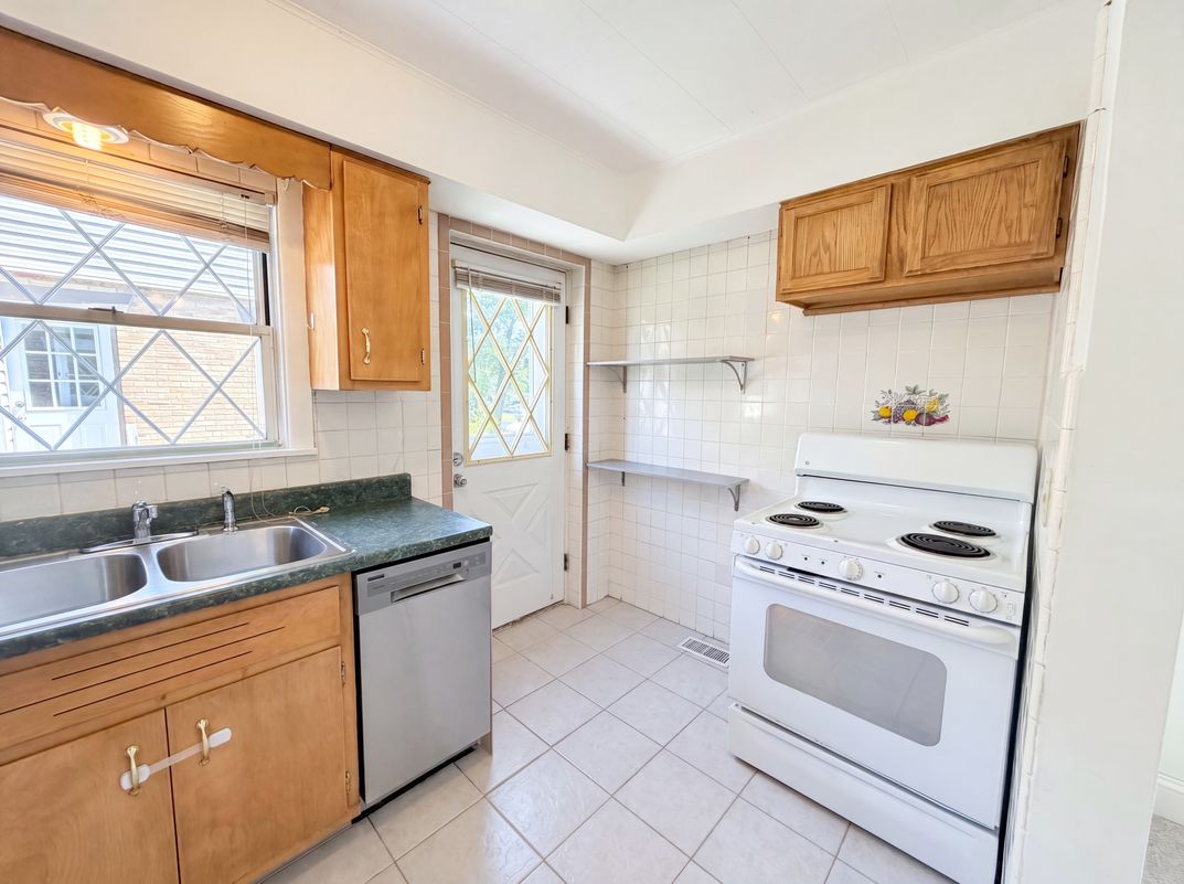 Photo 10 of 25 of 5476 Edalbert Dr, Cincinnati, OH