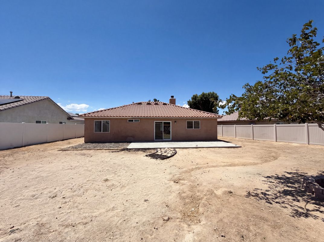 Photo 5 of 28 of 13185 Great Falls Ave, Victorville, CA