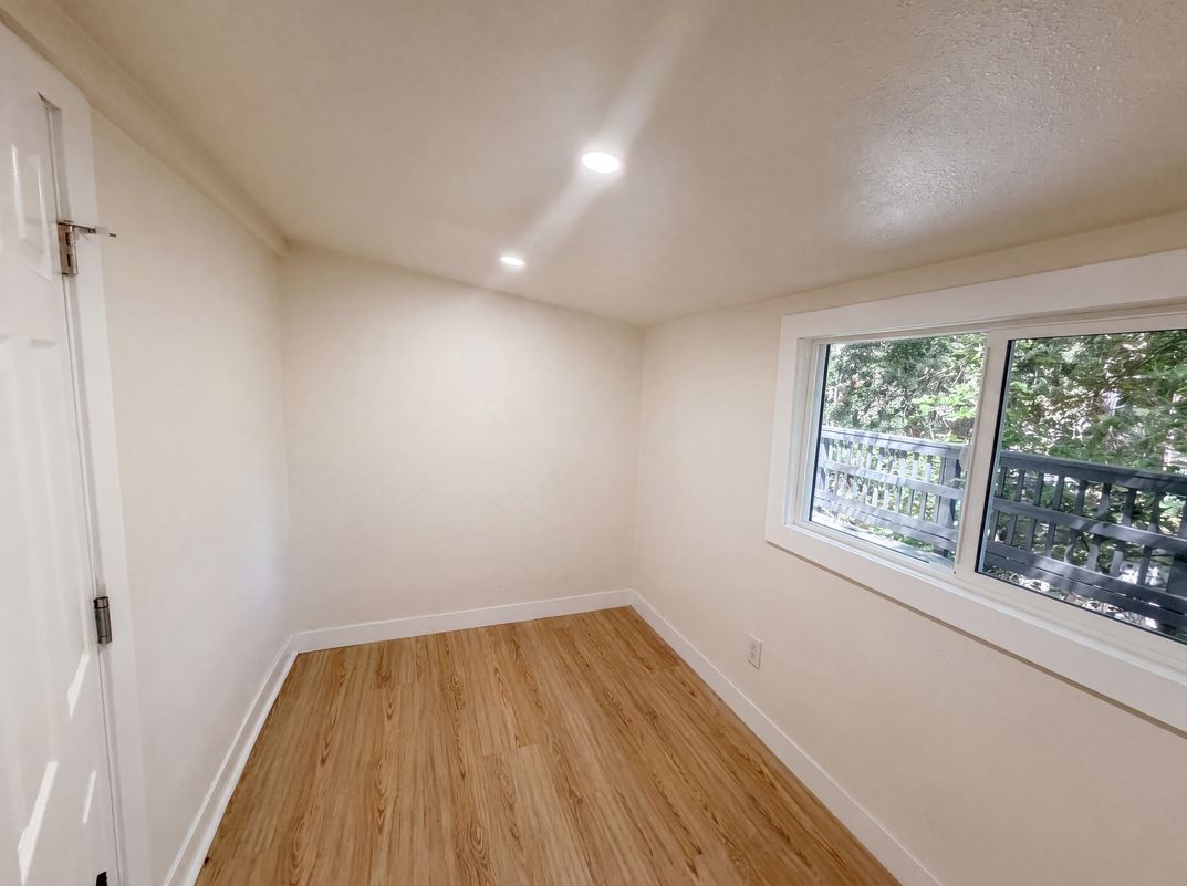 Photo 4 of 24 of 982 Oak Dr, Crestline, CA