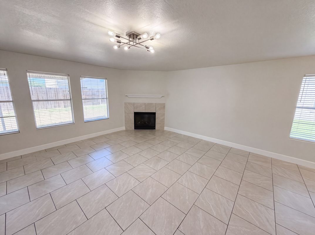 Photo 9 of 26 of 7327 Fox Hall Ln, Humble, TX