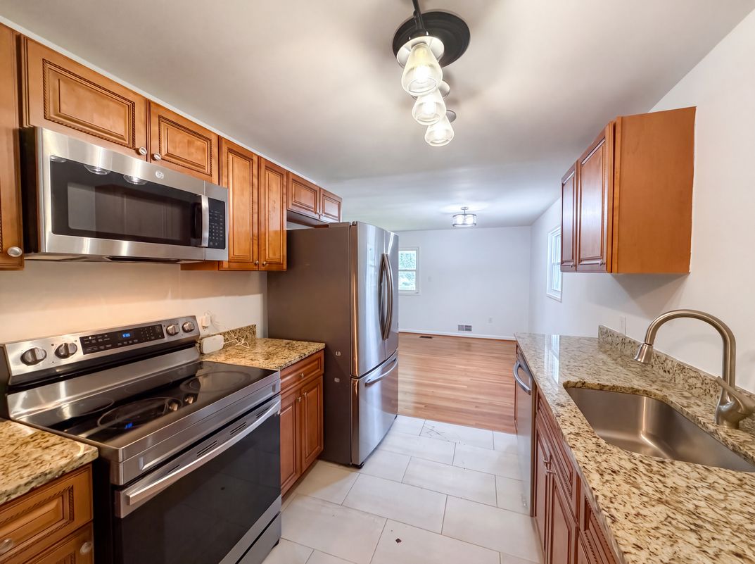 Photo 14 of 32 of 13512 Fitzhugh Ln, Woodbridge, VA