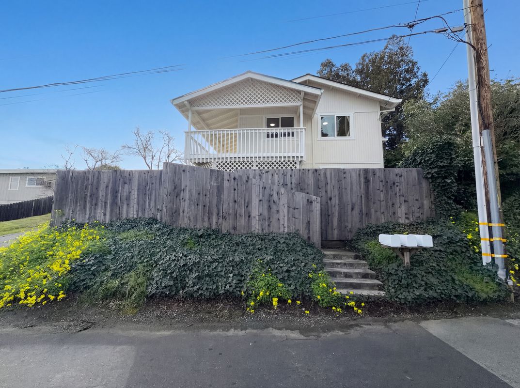Property photo 1 of 2291 Yale St