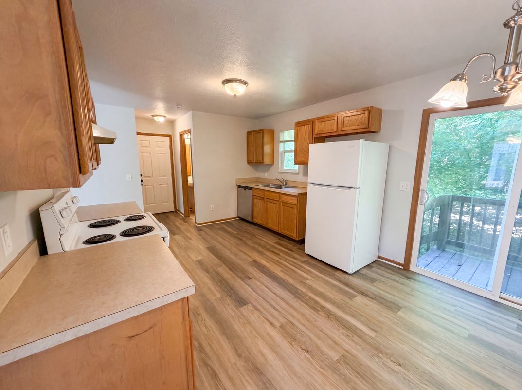 Photo 2 of 19 of 1004 Bellows St, Akron, OH