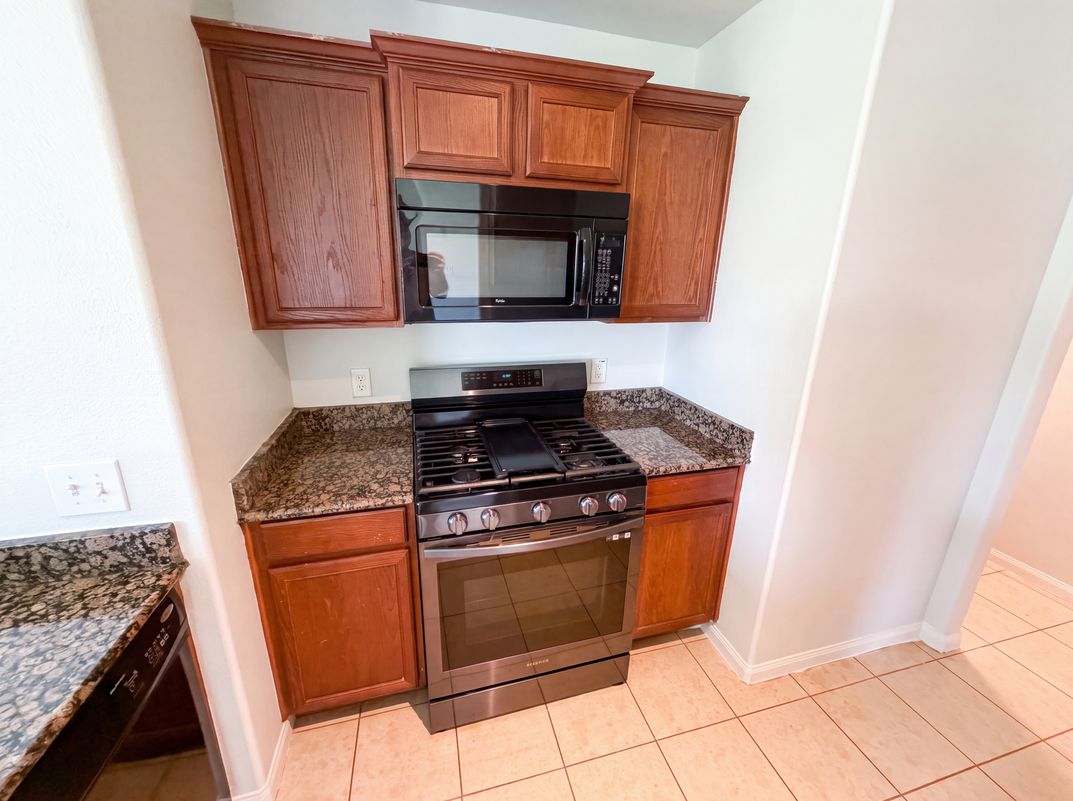 Photo 7 of 19 of 907 Amaryllis Rd, Baytown, TX