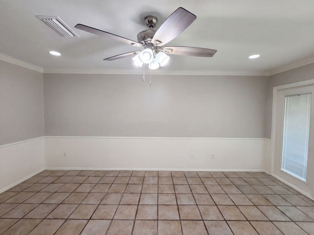 Photo 18 of 22 of 1618 Woodcrest Ln, Carrollton, TX