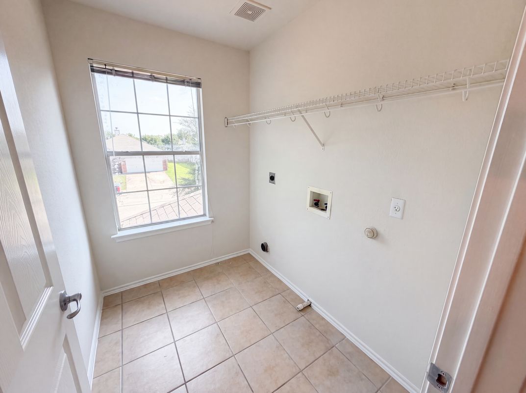 Photo 17 of 20 of 206 Almquist St, Hutto, TX