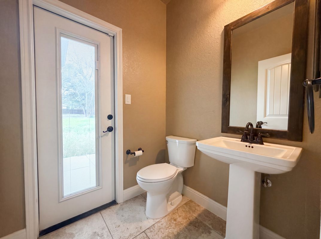 Photo 12 of 16 of 105 E Eden Vly, Adkins, TX