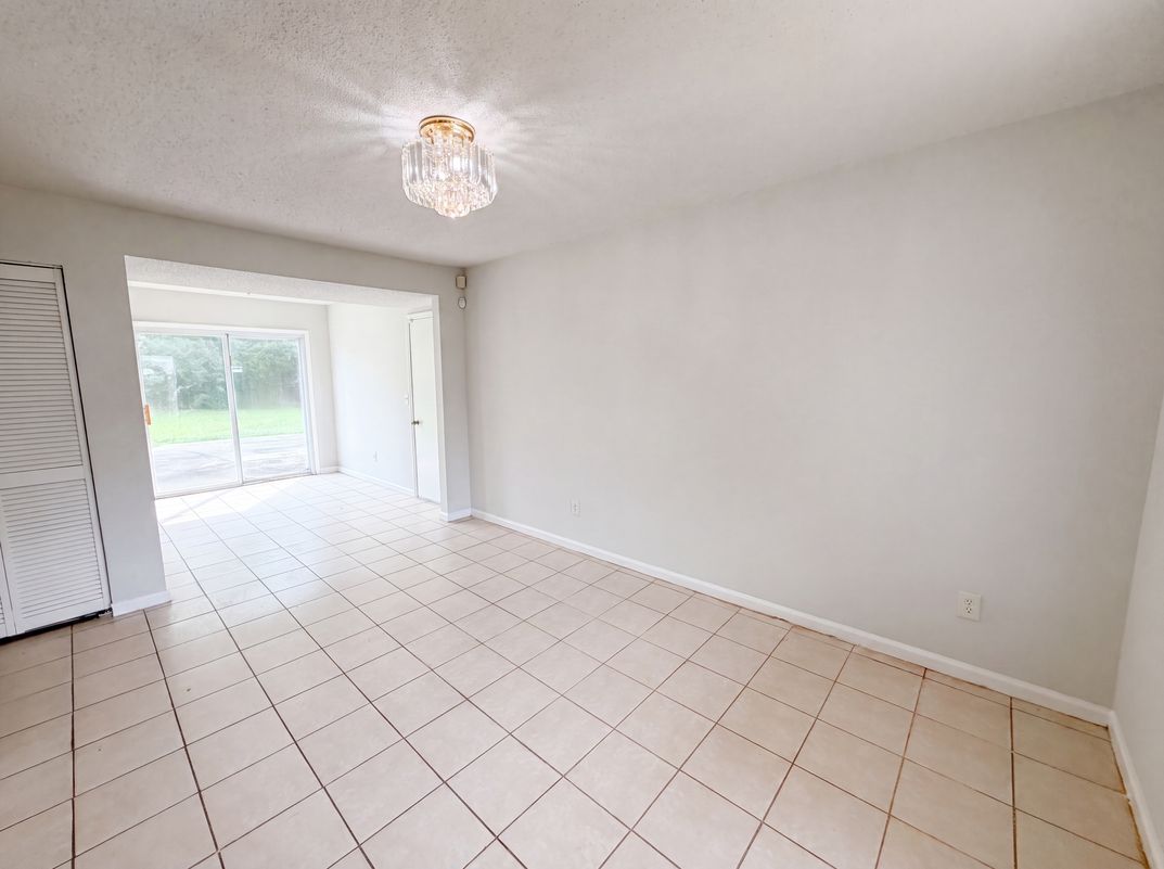 Photo 9 of 20 of 6786 Moss Ct, North Charleston, SC