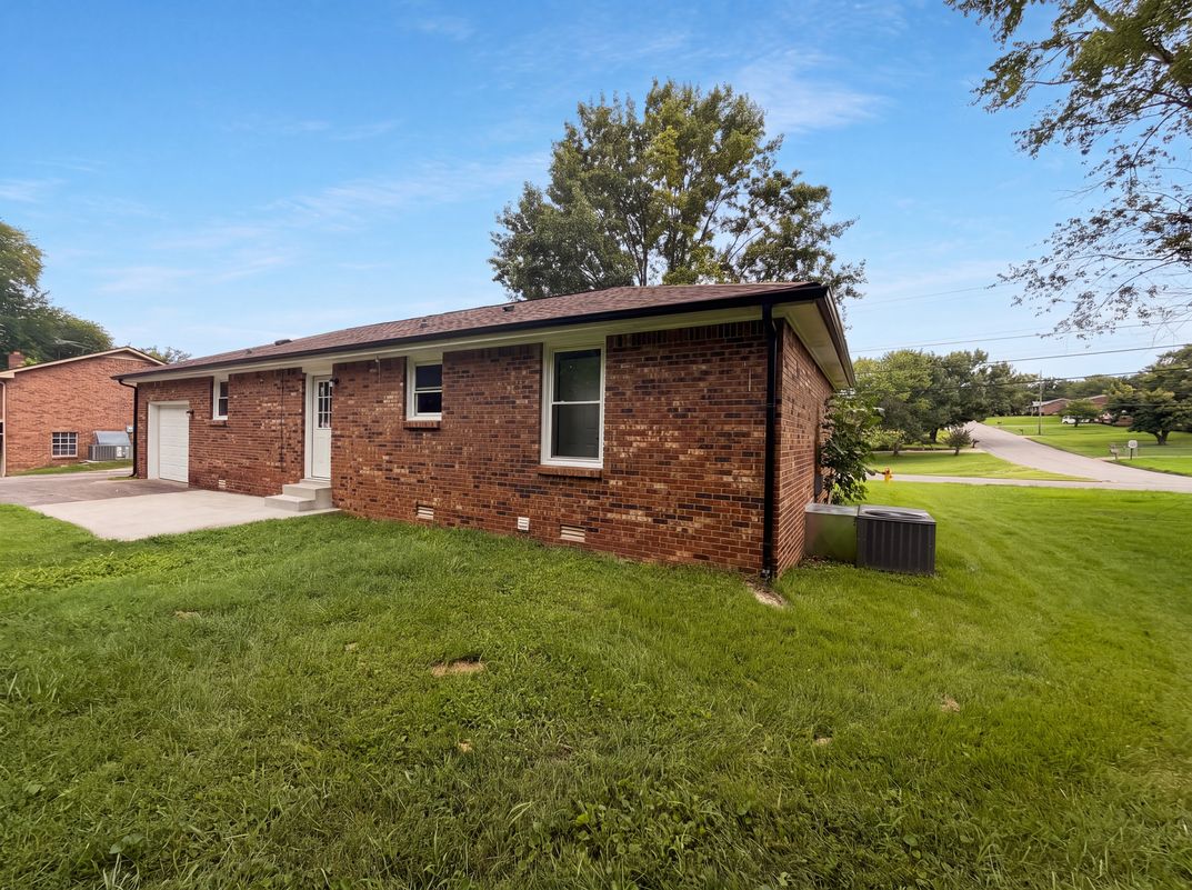 Photo 5 of 18 of 330 Harold Dr, Clarksville, TN