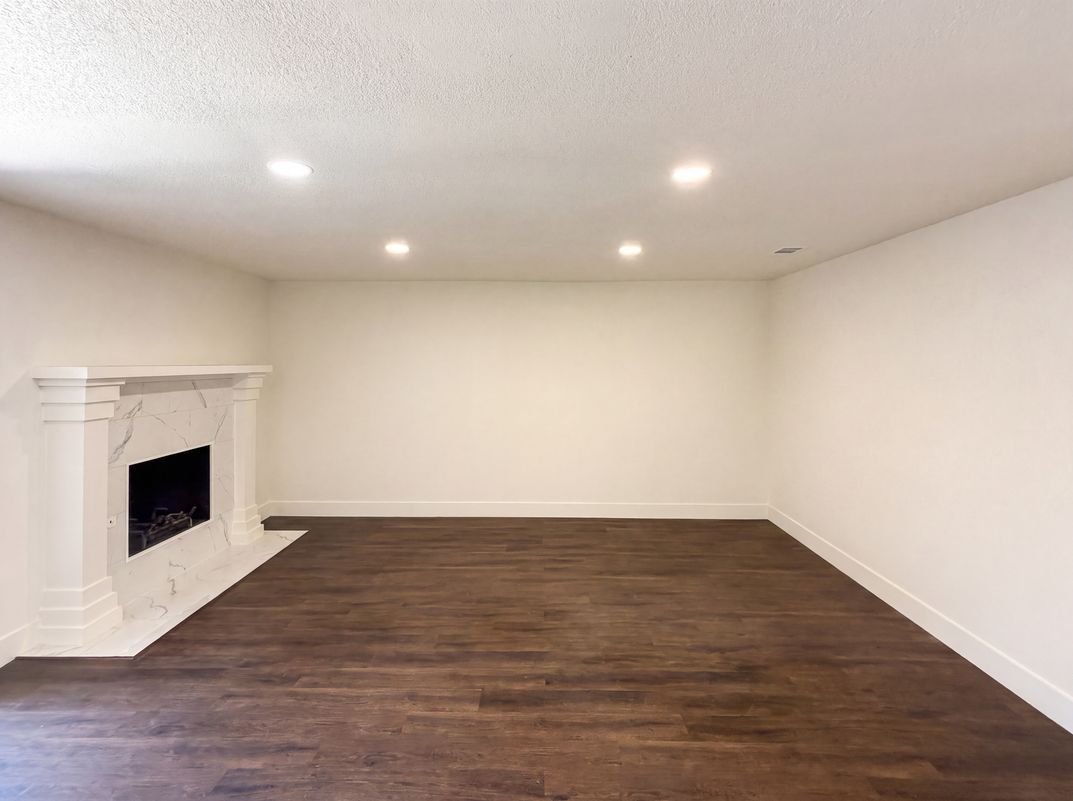 Photo 8 of 21 of 3111 Windsor Rd, Carrollton, TX