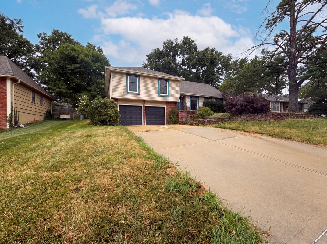 Photo 21 of 27 of 6916 N Overland Dr, Kansas City, MO