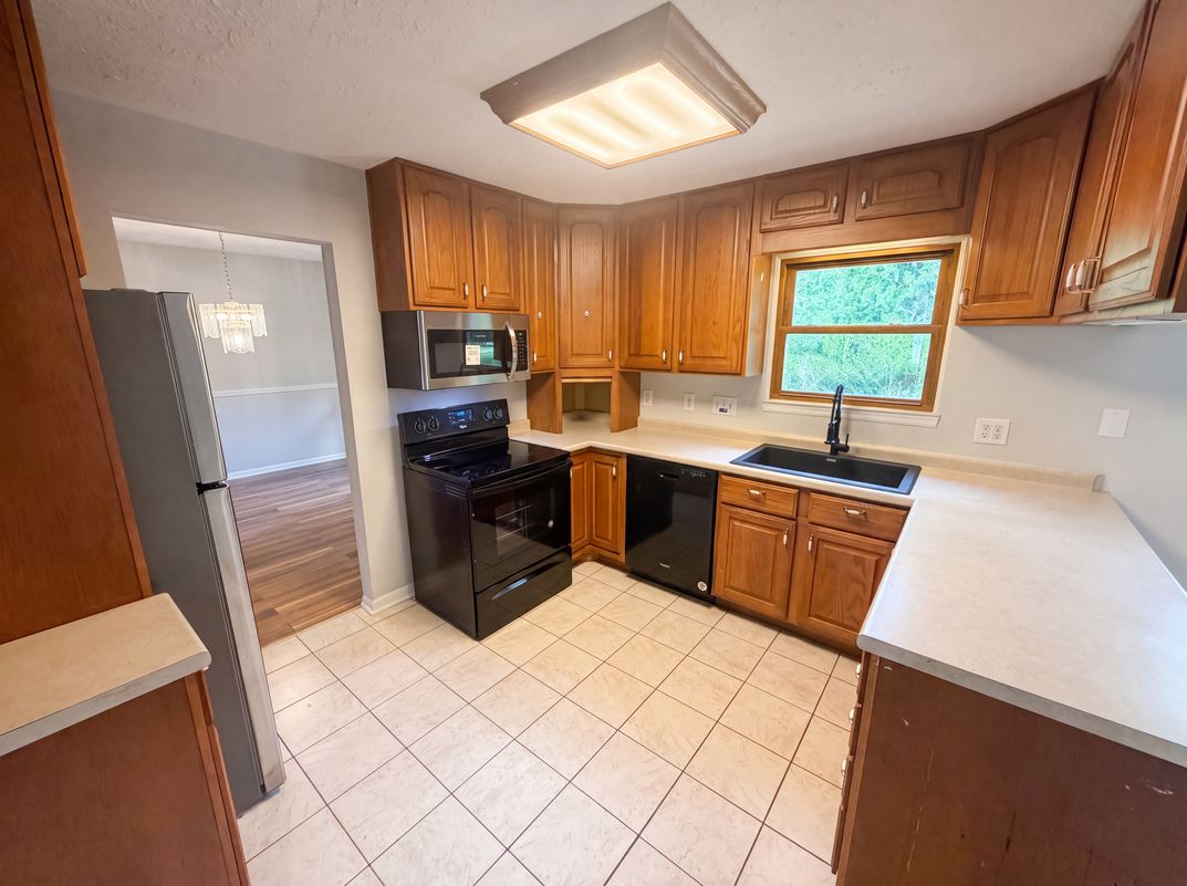 Photo 6 of 32 of 7744 Oakshot Ln, Indianapolis, IN