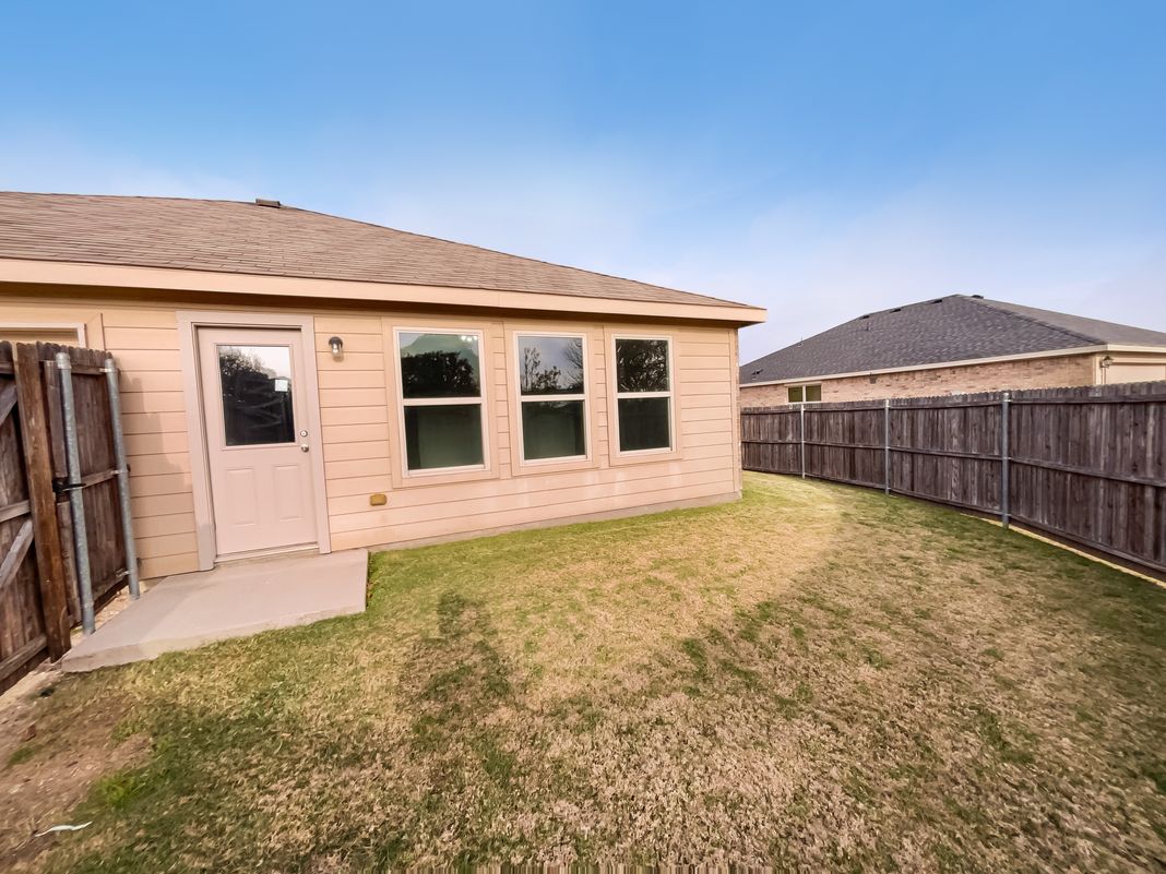 Photo 5 of 16 of 2052 Fair Weather Dr, Lancaster, TX