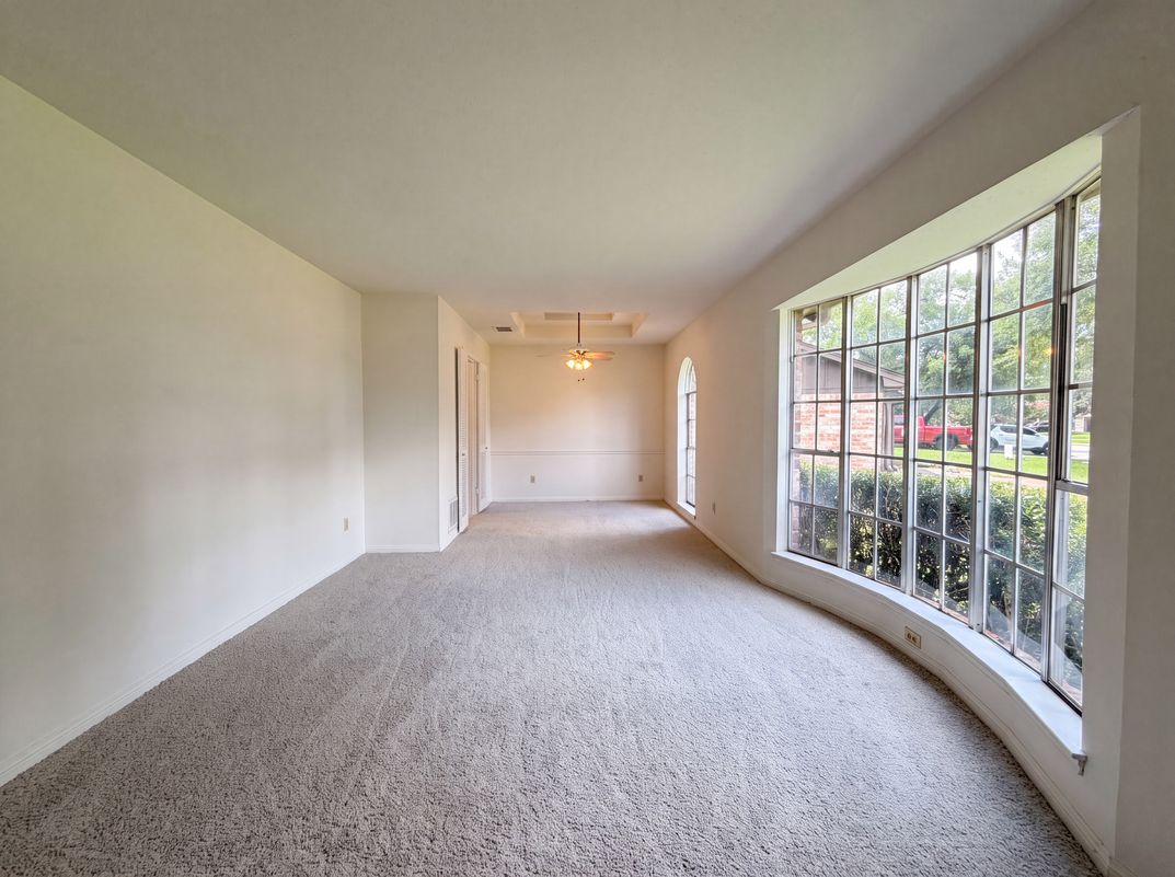 Photo 6 of 22 of 16338 Hollow Wood Dr, Houston, TX